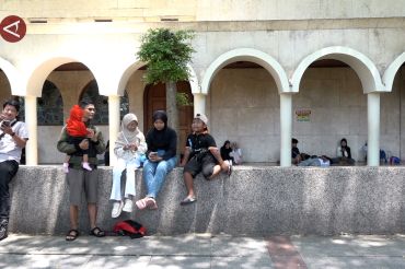 Warga padati Masjid Agung Bandung saat libur jelang Lebaran