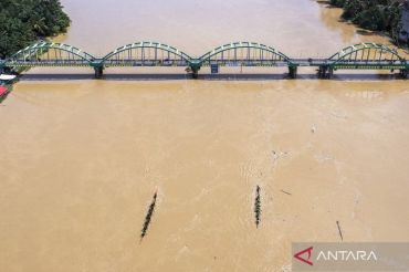Meriahkan Lebaran, puluhan tim Balumbo Biduk beradu kecepatan di Sungai Batang Asai