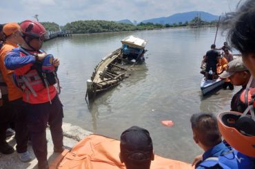 Tim SAR temukan dua mahasiswi Unila hanyut di Wira Garden