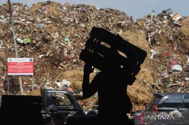 Pembatasan TPST Bantar Gebang berimbas pada penumpukan sampah di Pasar Induk Kramat Jati