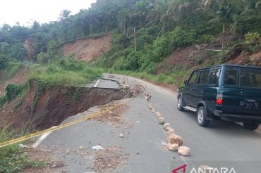 Jalan Provinsi di Palembayan, Agam putus dampak curah hujan tinggi