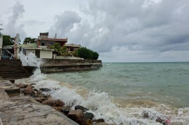 BMKG: Dua perairan di NTT berpotensi gelombang laut setinggi hingga 2,5 meter