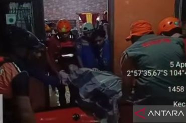 Hujan deras rendam 40 titik di Palembang, BPBD evakuasi dua lansia sakit ke RSUD Bari