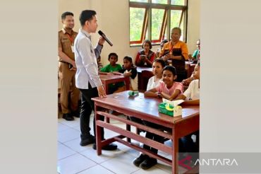 Wapres berjanji cari solusi untuk sejahterakan guru honorer di SD Kaniti Kupang