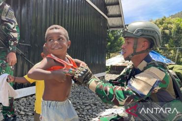 Satgas Yonif 136 bagikan pakaian layak pakai bagi warga Wiringgame Puncak Jaya