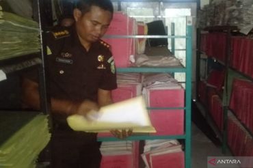 Kejati NTB memeriksa data hasil geledah kantor BPN Lombok Tengah