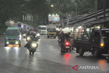 Mayoritas kota besar alami berawan-hujan ringan pada Rabu
