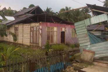 Tiga rumah warga rusak akibat angin puting beliung di Banggai Kepulauan