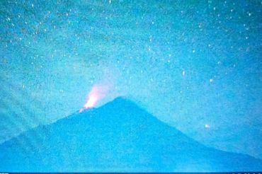 Pos PGA: Gunung Karangetang di Siau semburkan lava pijar