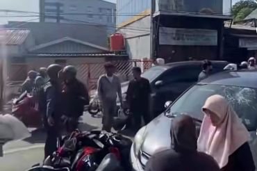 Mobil diamuk massa di Kembangan Jakbar usai tabrak sejumlah motor