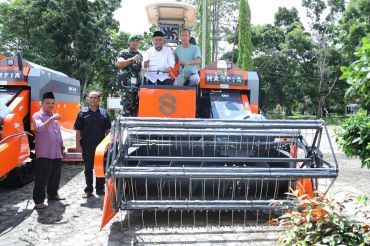 Dua unit mesin panen padi modern dari Kementan RI tiba di Siak