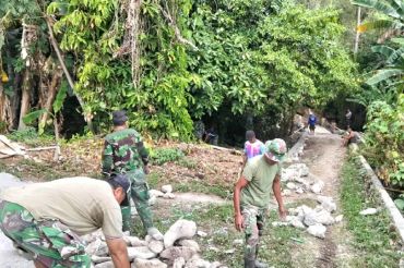 TNI-warga bersinergi bangun jembatan perintis di Talaud