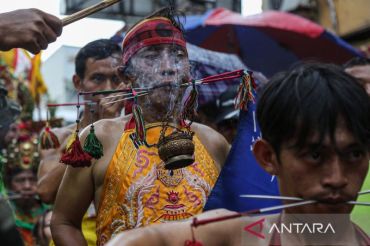 Atraksi tatung ramaikan kirab budaya di Pecinan Semarang