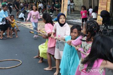 Hindari kecanduan gawai terhadap anak melalui permainan tradisional di Surabaya