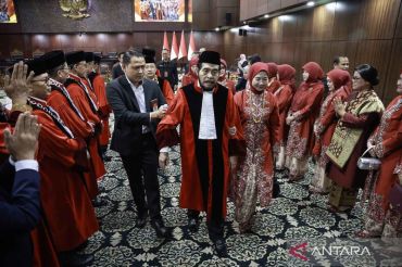 Mahkamah Konstitusi gelar Wisuda Purnabakti dan sambut hakim konstitusi baru
