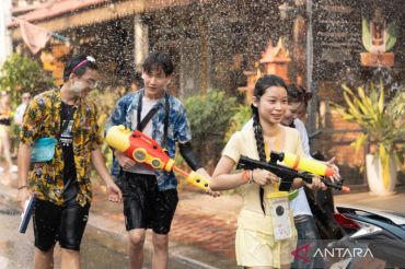 Tradisi siraman air saat perayaan tahun baru Laos di Vientiane