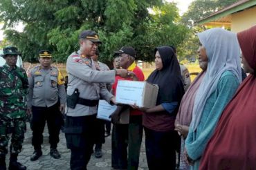 Polres Flores Timur menyalurkan 200 paket sembako untuk korban gempa