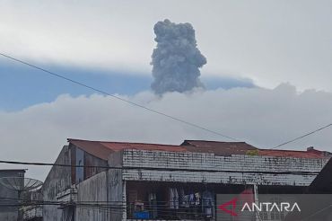 Gunung Marapi lontarkan abu vulkanik setinggi 1,6 kilometer Kamis pagi