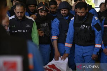 Upacara pemakaman jenazah sukarelawan tenaga medis di Libanon.