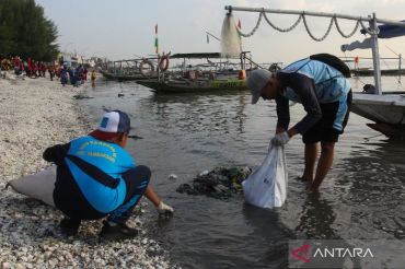 Gotong royong bersihkan sampah di Pantai Kenjeran Surabaya