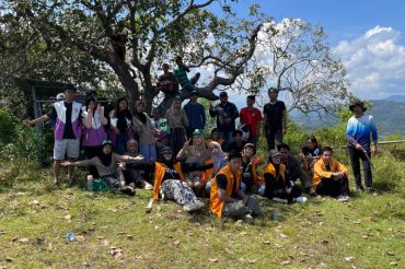 Mahasiswa KKN UIN Alauddin bersama warga perbaiki jalan Bukit Paralayang