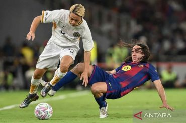 Serunya para legenda sepak bola dunia berlaga dalam Clash of Legends di GBK