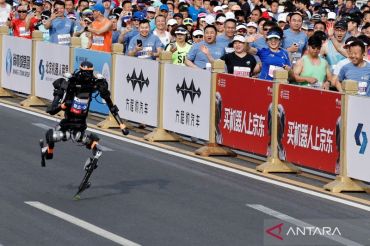 Fenomena baru Beijing: Intip aksi robot humanoid yang gegerkan peserta Beijing Half Marathon 2026