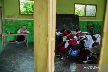 Siswa terpaksa belajar di ruang kelas sementara akibat terdampak erupsi Gunung Semeru