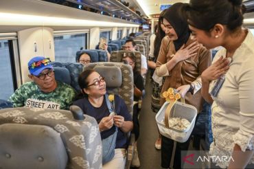 Kemeriahan peringatan Hari Kartini yang dilakukan warga masyarakat