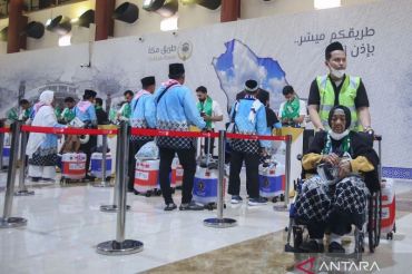 Pemberangkatan jamaah calon haji kloter pertama embarkasi Jakarta