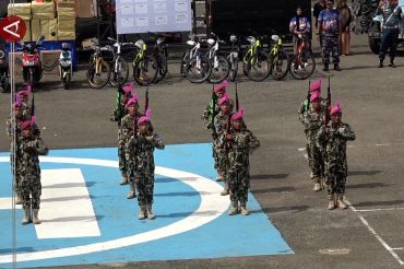 Kodaeral II kenalkan persenjataan ke warga di acara "Pulang Basamo"