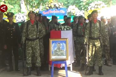 Ribuan warga lepas jenazah Kopda Anumerta Farizal menuju TMP Giripeni