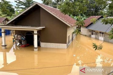 PDAM distribusi air bersih untuk 126 KK terdampak banjir luapan Kali Wanggu di Kendari