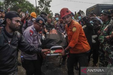 Tim SAR evakuasi jenazah pendaki korban erupsi Gunung Dukono, dua WNA masih dalam pencarian