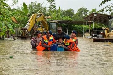 Brimob Polda Sultra evakuasi warga terdampak banjir di Kendari
