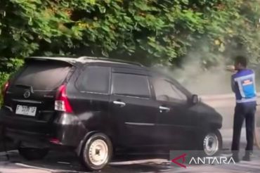 Mobil terbakar di Tol Jagorawi diduga akibat korsleting listrik
