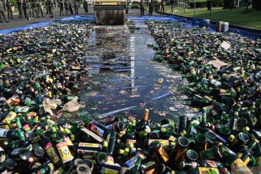 Satpol PP musnahkan 10 ribu botol miras hasil razia