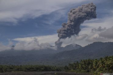 Jalur pendakian Gunung Dukono ditutup total akibat aktivitas vulkanik