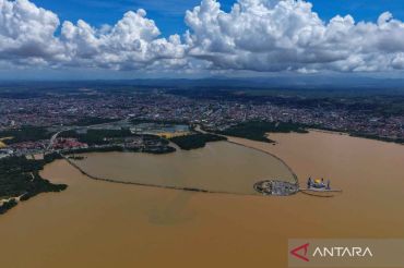 Begini kondisi Teluk Kendari akibat banjir yang bercampur lumpur