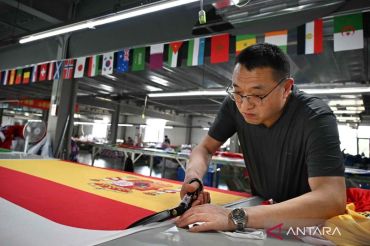 Pabrik tekstil China sibuk memproduksi bendera menjelang perhelatan Piala Dunia 2026