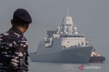 Kapal perang kerajaan Belanda HNLMS De Ruyter singgah di Surabaya