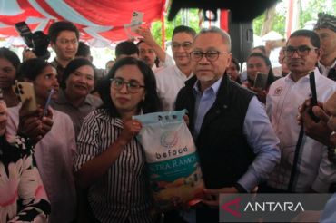 Menko Pangan membagikan 1.000 paket sembako untuk umat GBI NTT