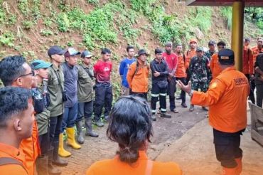 Petugas gabungan masih cari dua korban longsor di Curug Cileat Subang