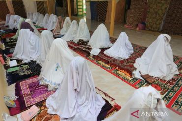 Mendekat ke langit, menjauh dari dunia: Intip khusyuknya ibadah Suluk 10 hari Jelang Dzulhijjah