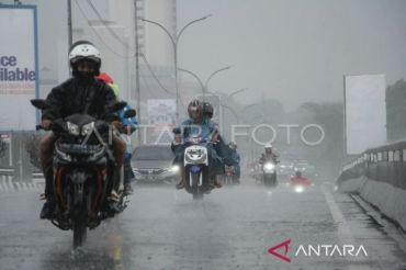 Hujan petir diprakirakan landa sejumlah kota besar pada Selasa