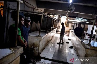 Harga daging sapi melonjak, pedagang di Pasar Kosambi Bandung mogok berjualan