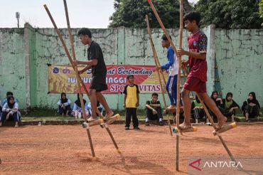 Upaya pelestarian budaya, ratusan siswa di Jakarta Barat beradu dalam olahraga tradisional