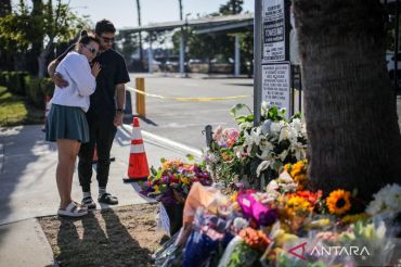 Solidaritas warga Amerika Serikat berikan penghormatan untuk korban penembakan di Islamic Center San Diego