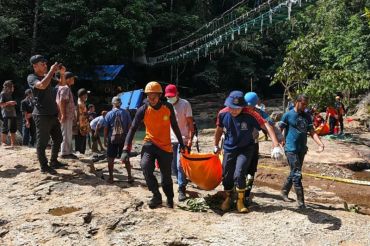 Tim SAR mengevakuasi jenazah dua WNA Austria terjatuh dari jembatan