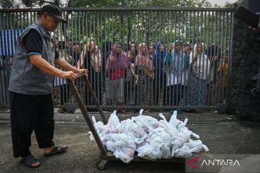 Pembagian daging kurban di Jakarta